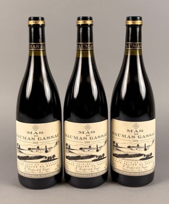 trois bouteilles de vin posées sur une table l'une à côté de l'autre