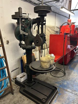 une machine posée sur une table dans une pièce