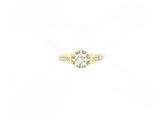 gros plan d'une bague en diamant sur fond blanc