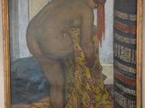 un tableau représentant une femme nue vêtue d'une robe jaune