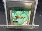 Le jeu « Tarzan » pour Game Boy de Nintendo se trouve dans un étui en plastique