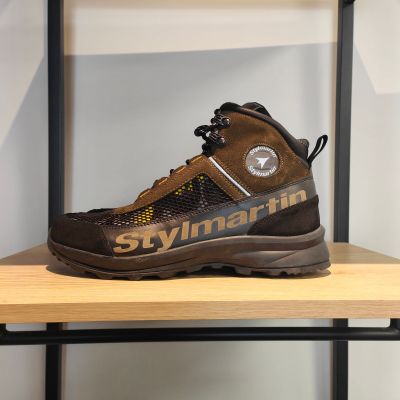 une paire de chaussures posée sur une étagère dans une pièce