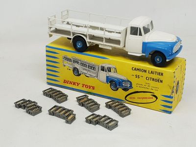 un camion jouet posé sur une boîte