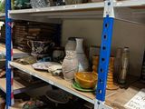 de nombreuses étagères sur lesquelles sont disposés des vases dans un magasin