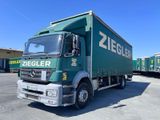un camion vert garé sur un parking