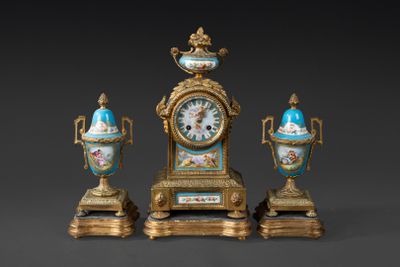 Garniture en bronze et plaques de porcelaines à décors émail…