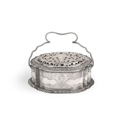 une boîte en argent ouvragée, munie d'une poignée, sur fond blanc