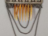 un peigne à cheveux en argent et en or orné de pointes