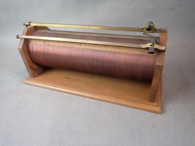 une petite machine posée sur un socle en bois