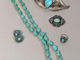 certains bijoux sont posés sur la table
