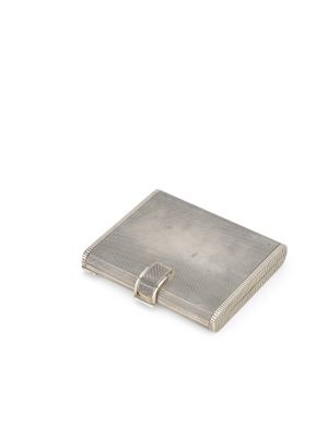 une image représentant un étui à cigarettes argenté posé sur une surface blanche
