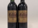 deux bouteilles de vin posées l'une à côté de l'autre sur une table