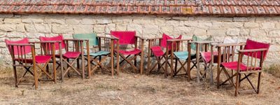 a lot of chairs that are sitting in front of a building