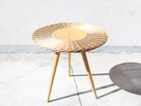 une petite table sur laquelle se trouve un panier