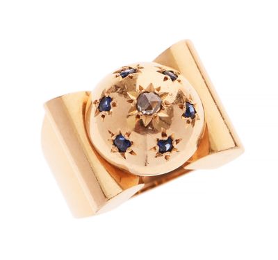 Gros plan sur une bague en or ornée de pierres bleues