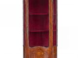 une vieille armoire en bois recouverte de velours rouge