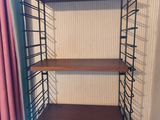 un radiateur et une étagère dans un coin de la pièce