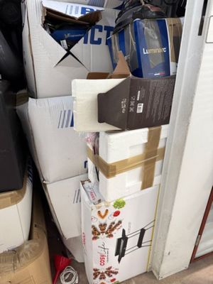 une pile de cartons à l'arrière d'un camion de déménagement