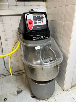 une machine qui se trouve dans le coin d'une pièce