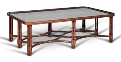 une image représentant une table basse avec un plateau en verre sur fond blanc
