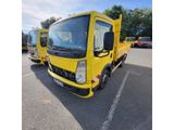 un camion jaune garé dans un parking