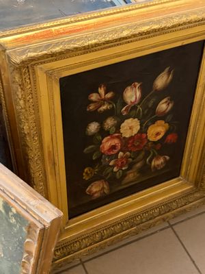 une photo d'une photo d'un vase de fleurs sur une table