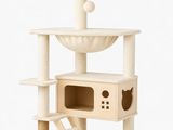 L'arbre à chat est en bois et comporte une maisonnette pour chat au sommet.
