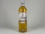 une bouteille de vin posée sur une table