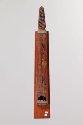 une image représentant un instrument en bois sur le côté duquel figure une horloge