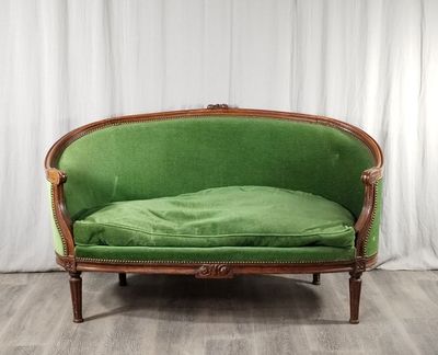 une photo d'un canapé vert posé sur un parquet en bois massif
