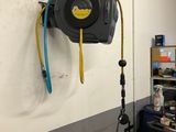 un tuyau fixé au mur d'un garage
