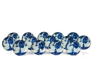 un service de six assiettes bleues et blanches ornées de palmiers