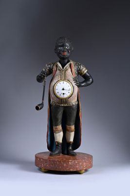 une figurine représentant un homme tenant une horloge à la main