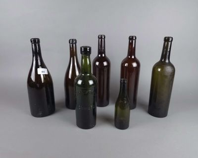 six bouteilles de vin sont alignées sur une surface grise