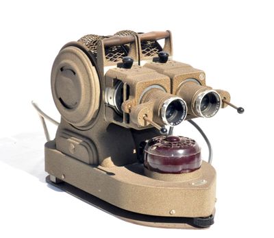 un téléphone à l'ancienne posé sur une surface blanche