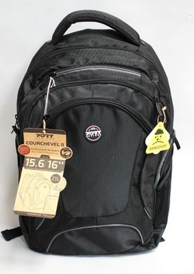 un sac à dos noir muni d'une étiquette, posé sur une surface blanche
