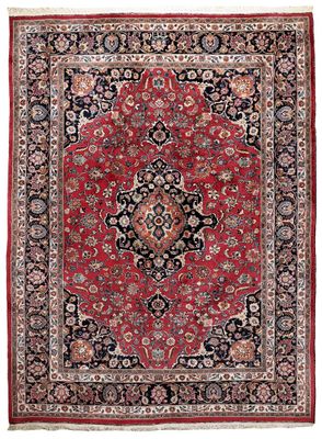 un tapis rouge et noir orné d'un motif en médaillon