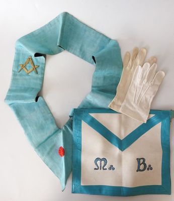 une photo représentant une paire de gants et une enveloppe posés sur une table