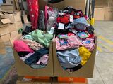 une pile de vêtements posée sur un carton dans un entrepôt