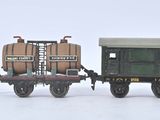un petit train miniature équipé d'une grue sur le côté