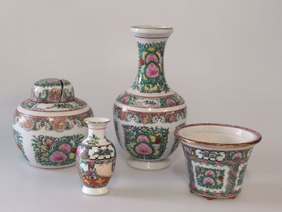trois vases et un bol posés sur une table