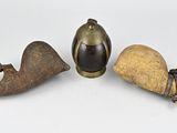 trois morceaux de bois et de métal sont posés les uns à côté des autres
