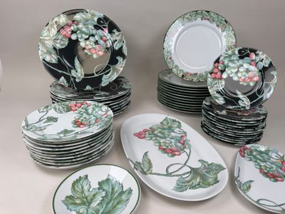 un grand nombre d'assiettes posées sur une table