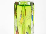 une bouteille en verre verte sur laquelle figure un personnage de dessin animé