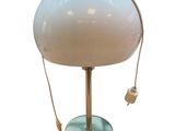 une photo d'une lampe de table munie d'un abat-jour en verre