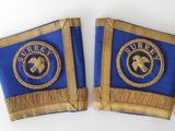 paire d'épaulettes militaires bleu roi et or, ornées d'un emblème représentant un aigle