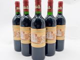 six bouteilles de vin rouge sont alignées