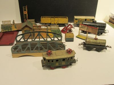 de nombreux types de trains miniatures exposés sur une table