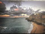 une photo d'une photo représentant une plage avec un bâtiment en arrière-plan