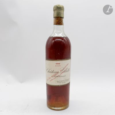 l'image d'une bouteille de vin posée sur une surface blanche